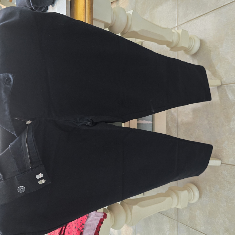 EVRI Black Ankle Cropped Pants